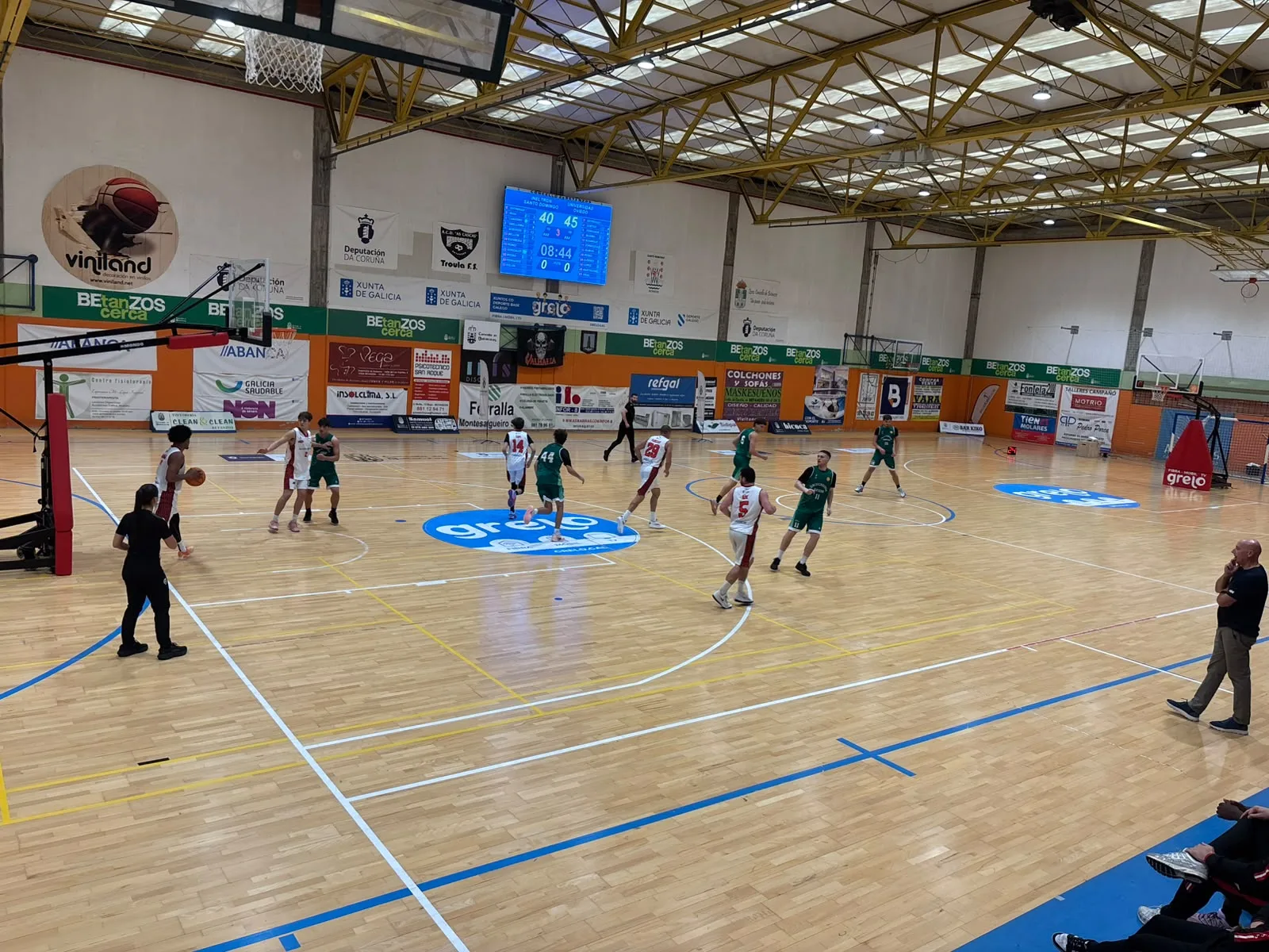O Ineltrón Santo Domingo, de branco, ataca ante o Universidad de Oviedo, de verde, co marcador do Tocayo en 40-45 no terceiro cuarto.