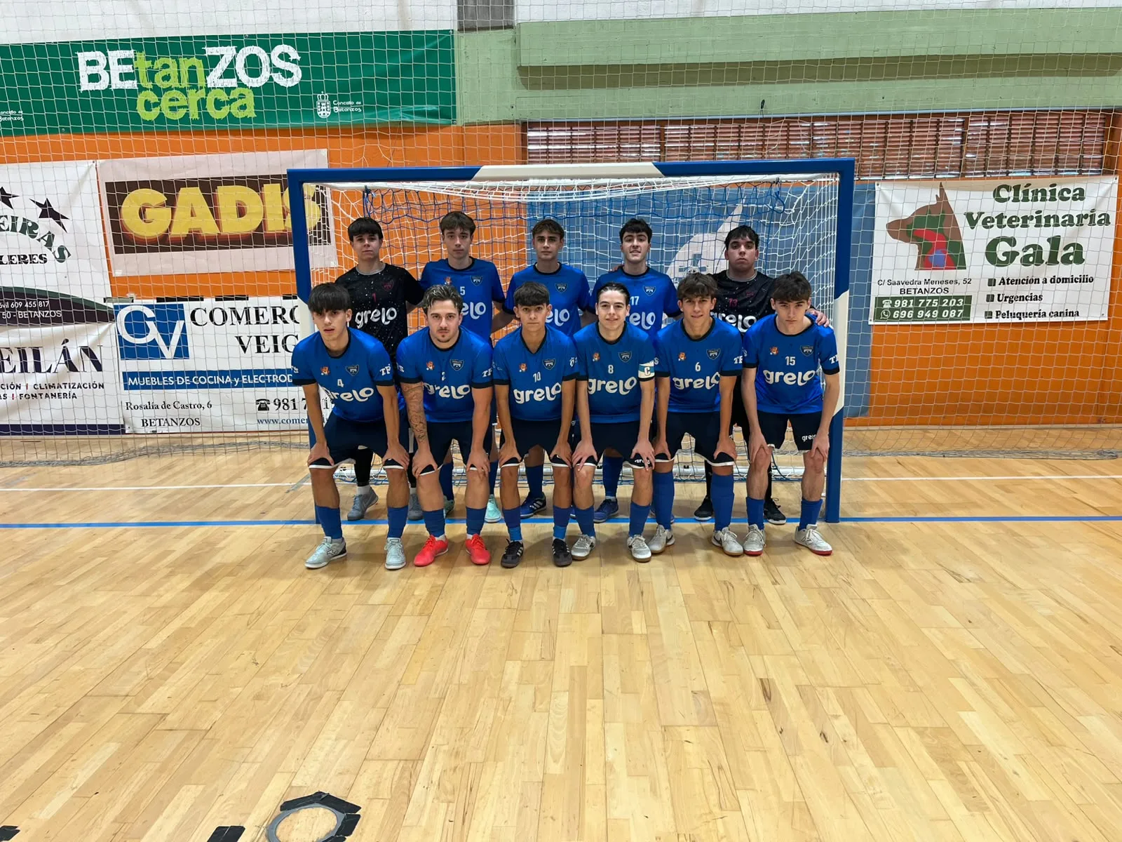 El juvenil del Troula Betanzos Grelo, de azul, posa delante de una portería del pabellón Tocayo de Betanzos.