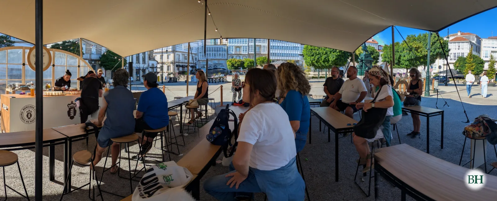Público sentado en las mesas de la carpa de la Diputación de A Coruña en la plaza Irmáns García Naveira durante la Fiesta del Lúpulo