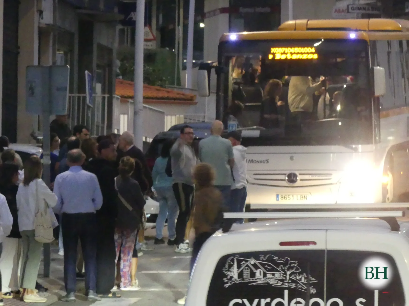 Persoas xunto ao autobús na parada de Miño, a primeira hora da mañá.