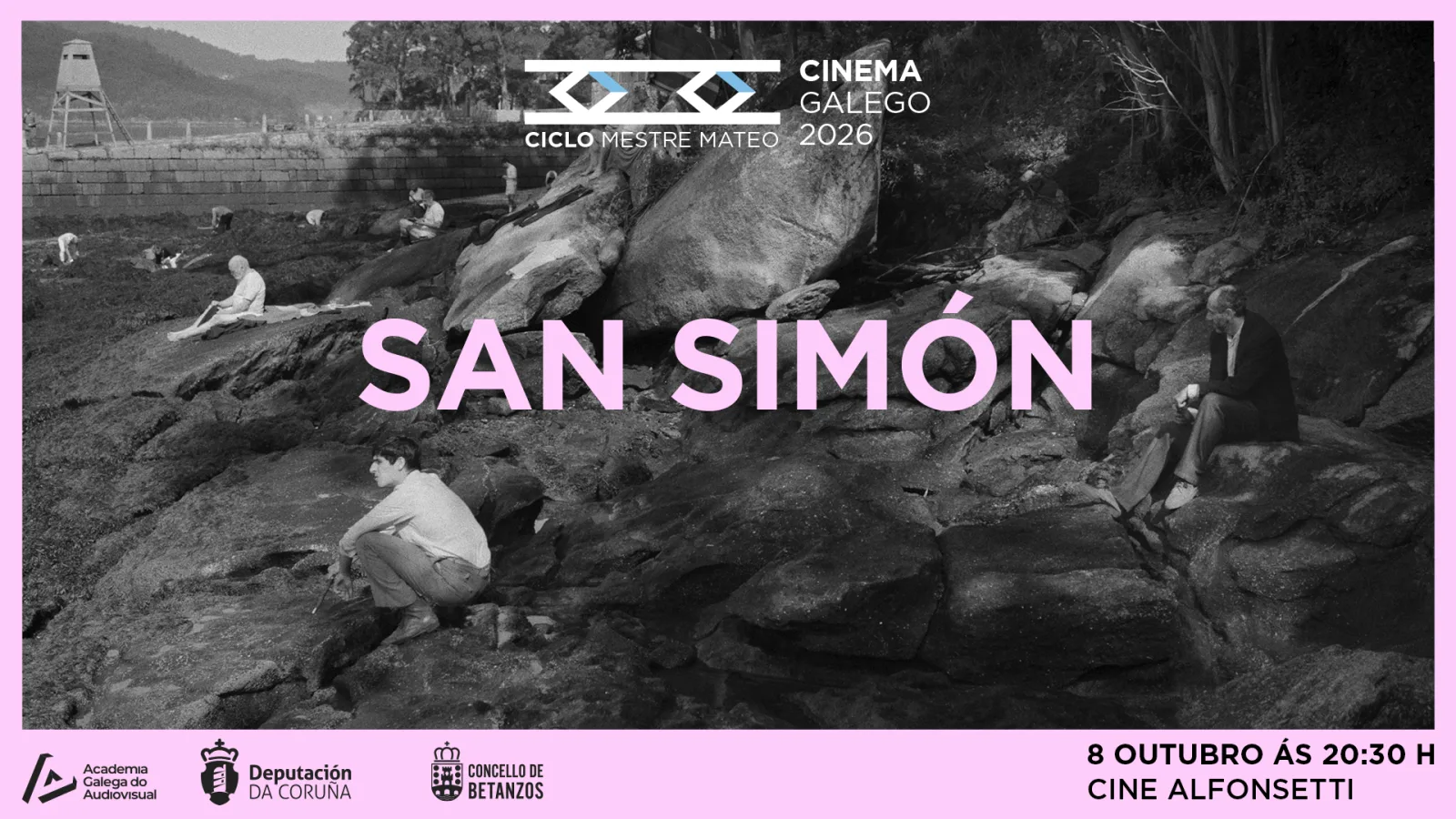 Imaxe promocional de «San Simón», en branco e negro: varios homes sentados e agachados sobre as rochas dunha costa, cun muro de pedra e unha torre de vixilancia ao fondo. Proxección o 8 de outubro ás 20:30 h.