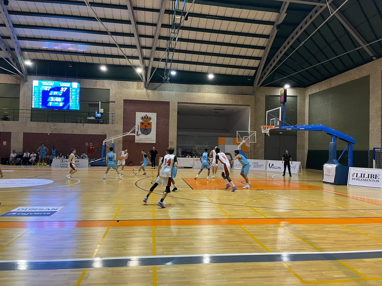 O Ineltrón Santo Domingo, de branco, ataca ante a defensa do Recoletas Salud, de azul celeste, co marcador en 47-37 no segundo cuarto.
