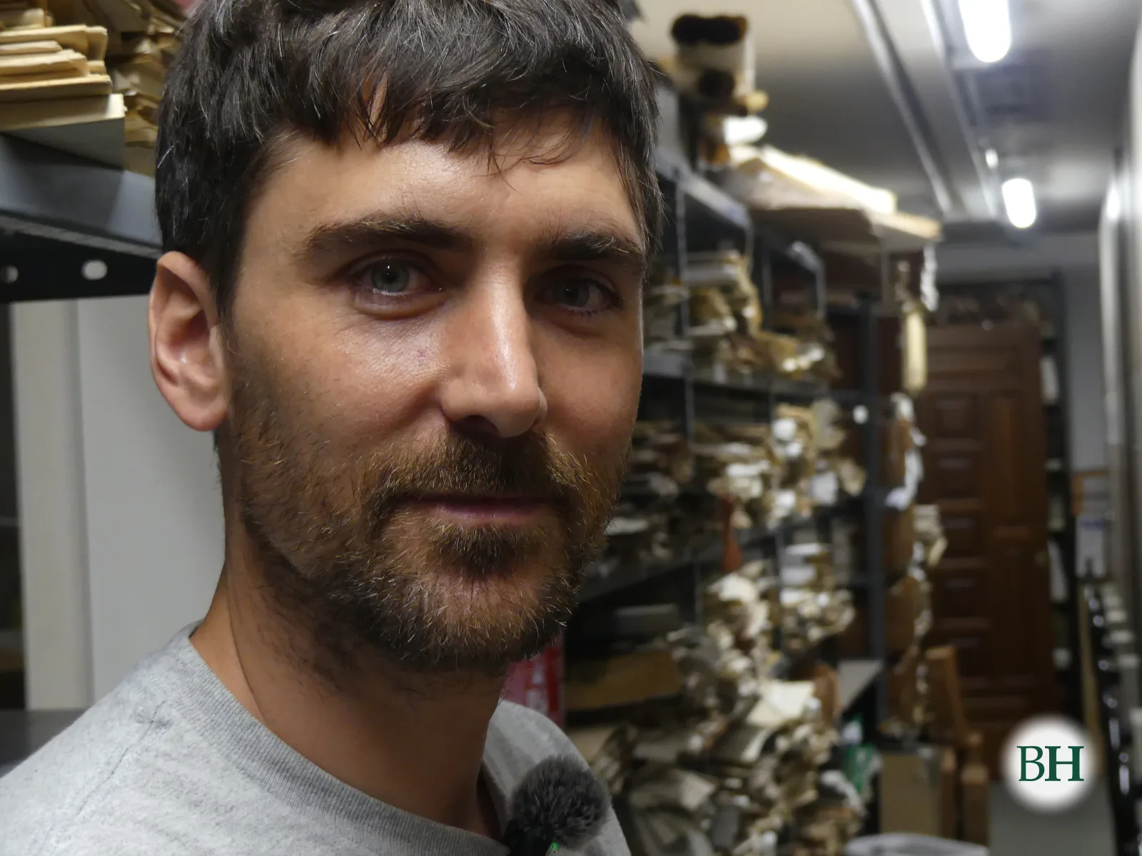 Retrato de Ángel, director do Museo das Mariñas, do Arquivo Municipal, da Biblioteca e do Anuario Brigantino, entre os compactos do arquivo, que garda unhas 15.000 caixas de documentación.