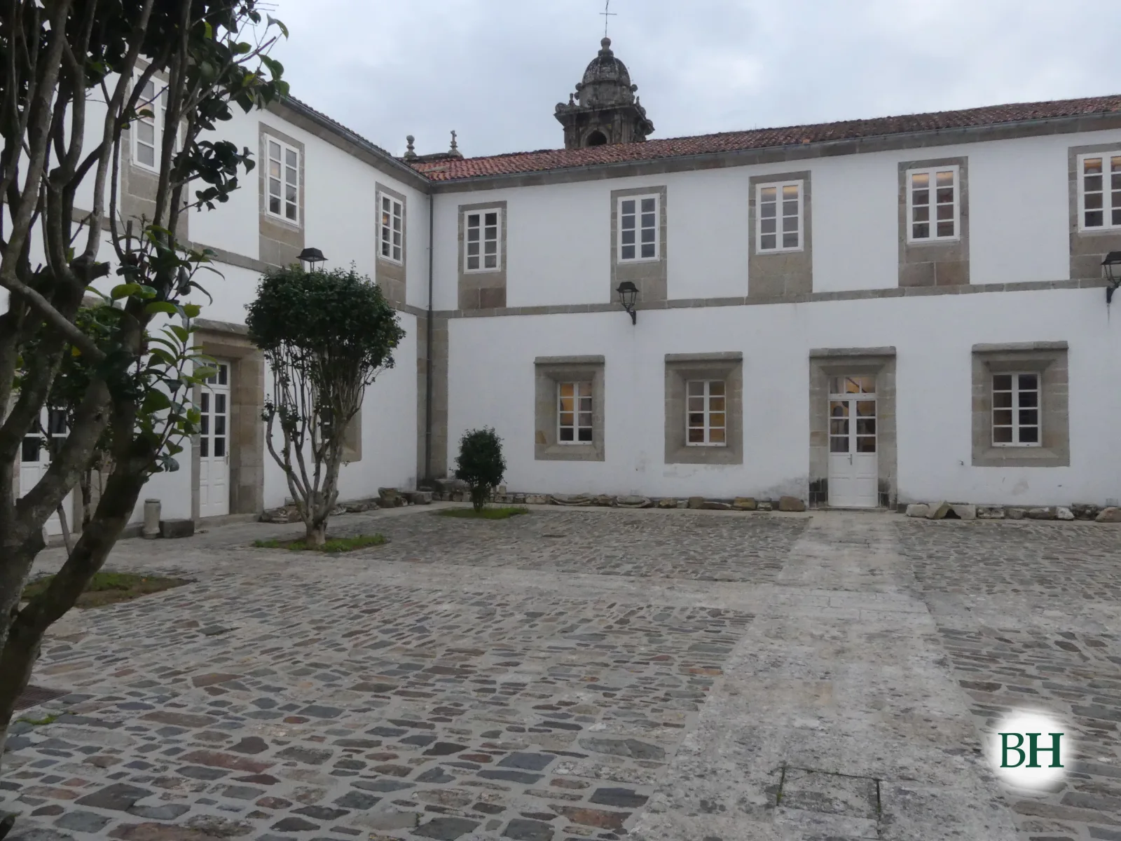 Patio interior do antigo convento de Santo Domingo, sede do Museo das Mariñas desde 1983, coa torre barroca da igrexa de Santo Domingo ao fondo. Tras a desamortización do s. XIX o edificio acolleu banda de música, Liceo Recreativo, cuartel da