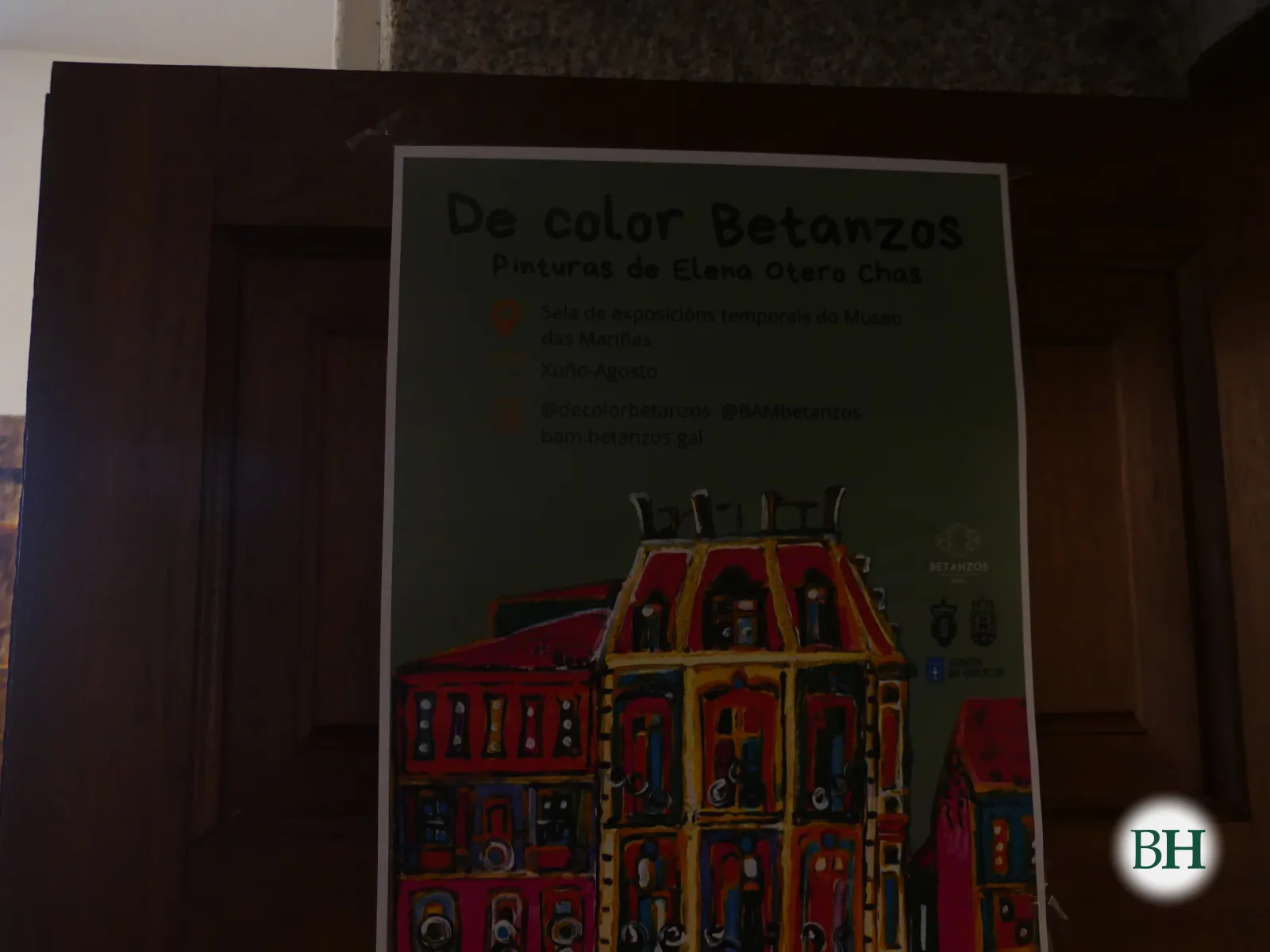Cartel da exposición «De color Betanzos. Pinturas de Elena Otero Chas», na sala de exposicións temporais do Museo das Mariñas (xullo-agosto).