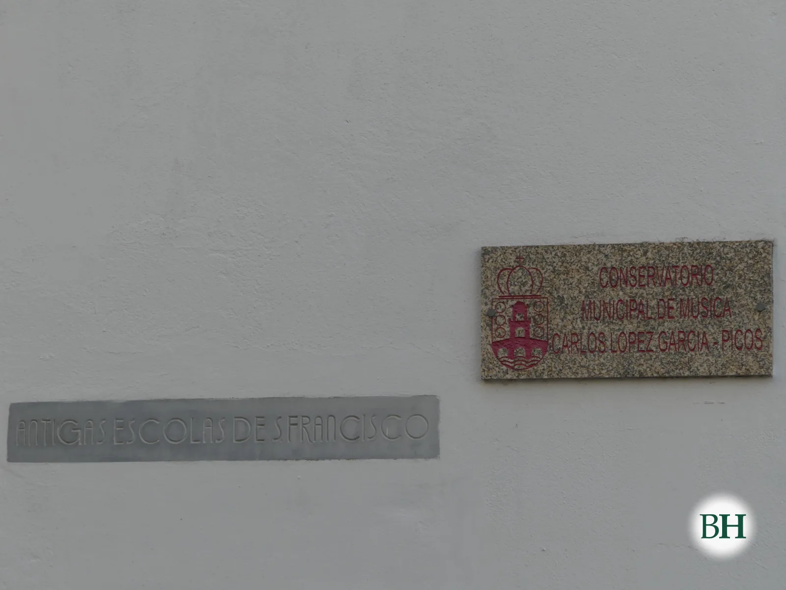 Muro blanco con dos placas, una con el texto Antigas Escolas de S. Francisco y otra con Conservatorio Municipal de Música.