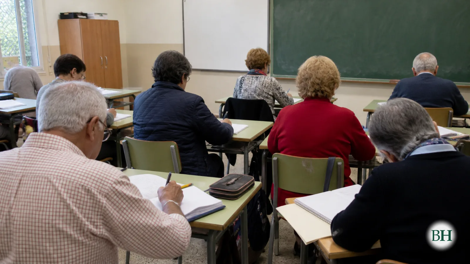 Ilustración generada con inteligencia artificial. Personas mayores de 50 años en un aula de escuela. Ninguna persona es reconocible debido a la perspectiva de la escuela.