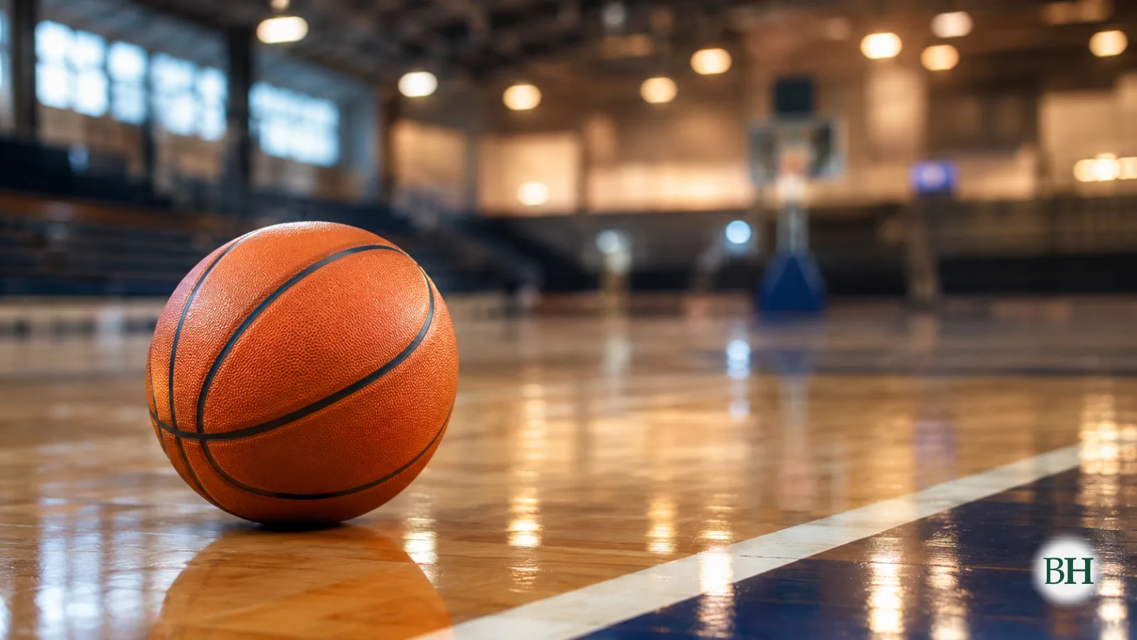 Ilustración xerada con intelixencia artificial. Fotografía realista, con aspecto de fotografía deportiva profesional: un balón de baloncesto laranxa pousado no chan brillante de madeira dun pavillón cuberto baleiro…