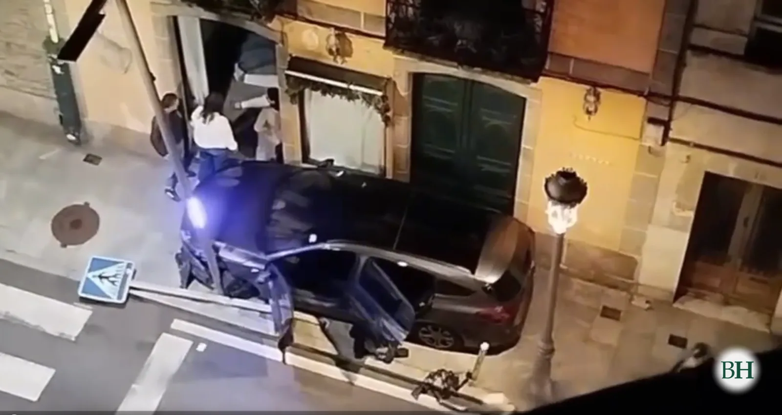 Coche empotrado na beirarrúa