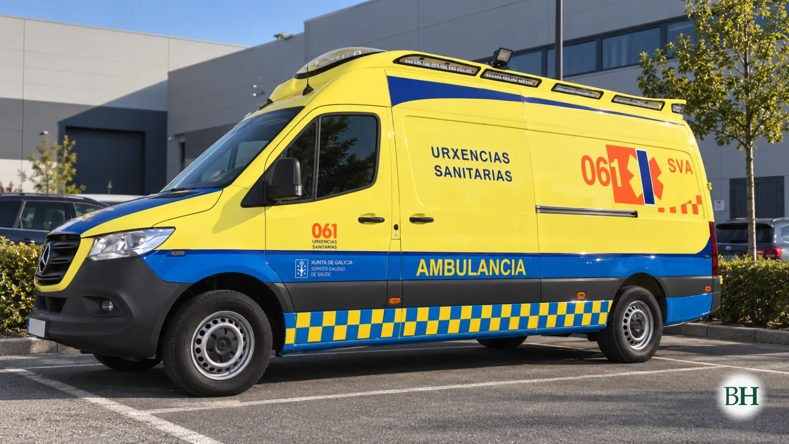 Ambulancia del 061 aparcada en el aparcamiento de una empresa