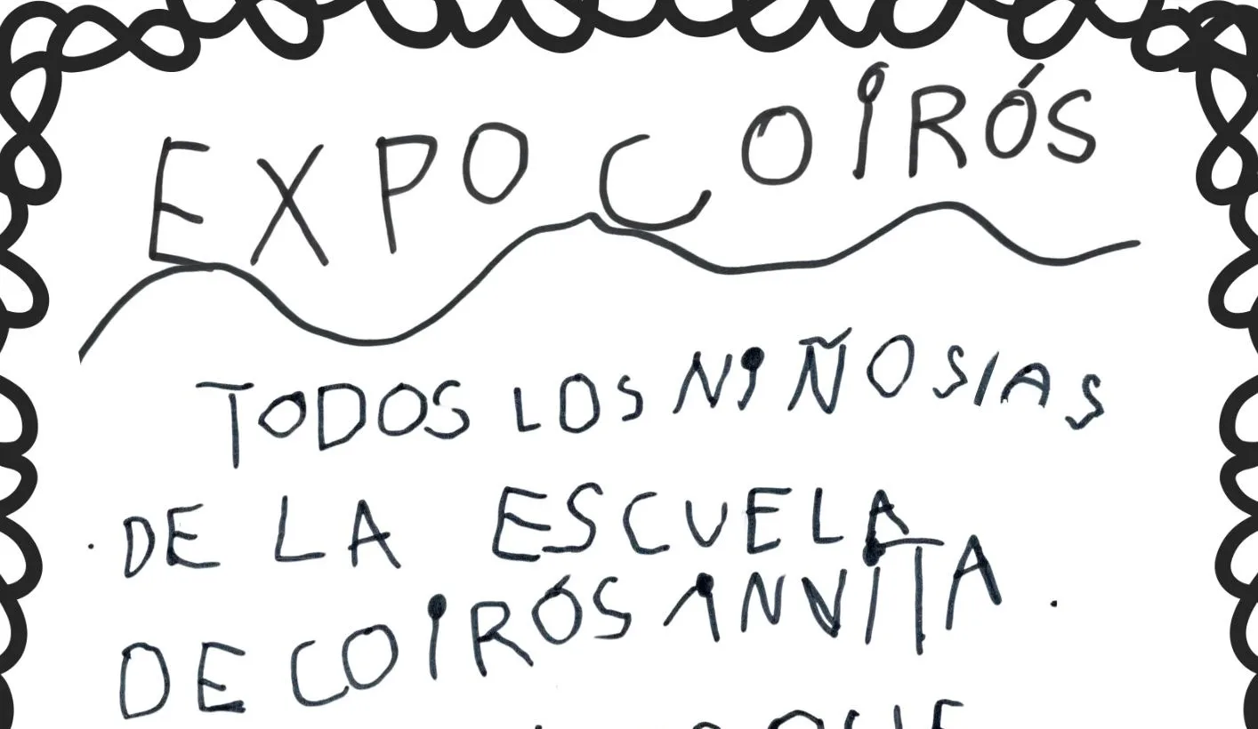 Parte de arriba do cartaz de EXPO COIRÓS, escrito a man en letras maiúsculas: «Todos los niños/as de la escuela de Coirós invita...», cunha orla de bucles negros.