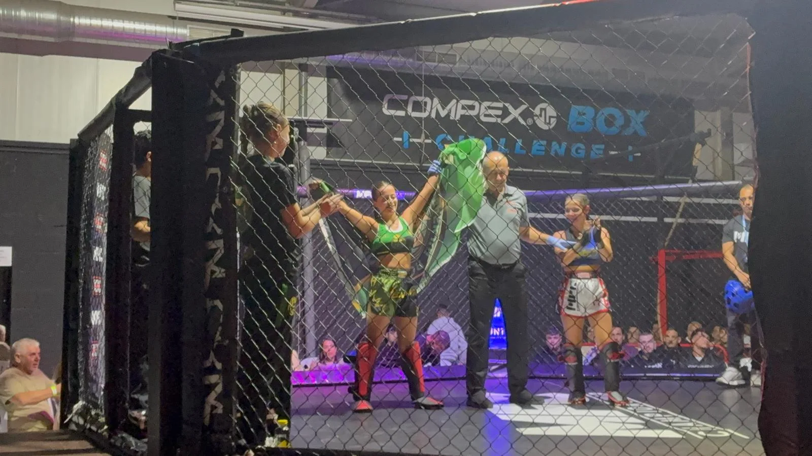 Unha das irmás Vázquez, do ITF Coirós Brigantium, co brazo en alto tras gañar o seu combate de K1 na xaula do MFC054, en Ponferrada.