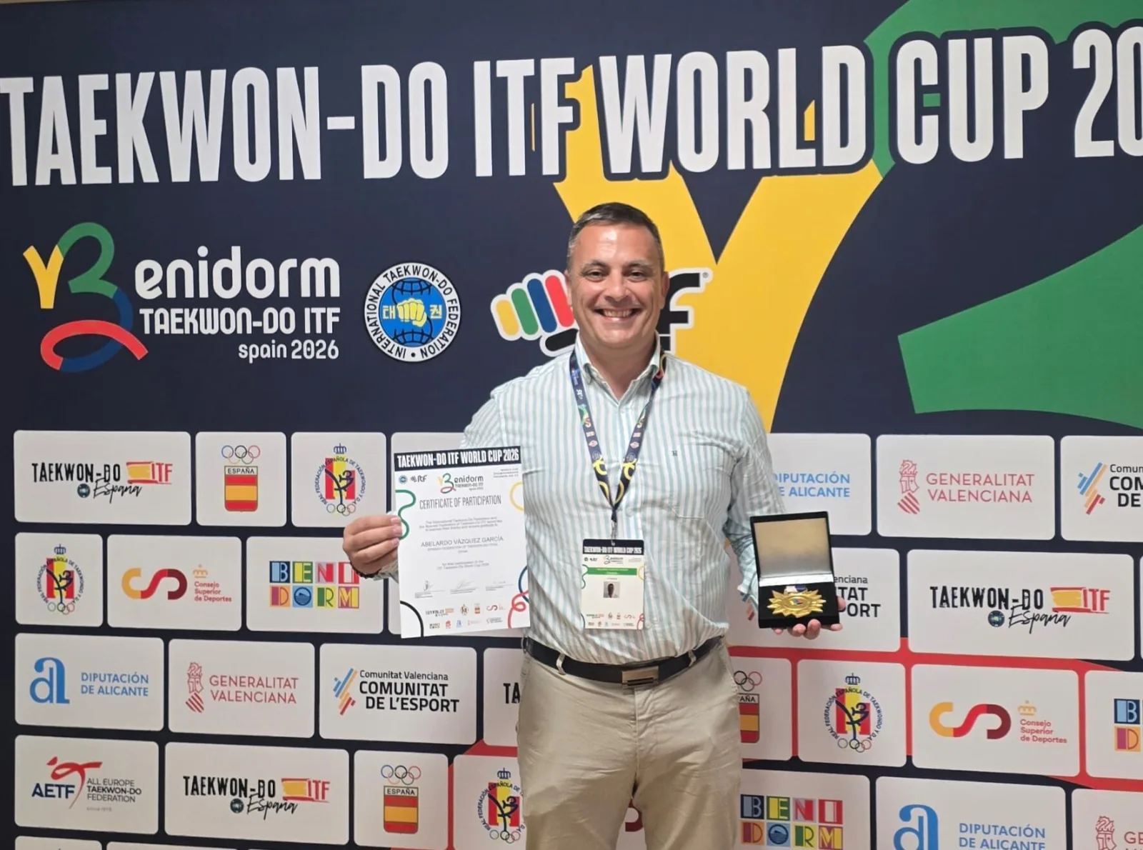 Abelardo Vázquez co seu certificado de participación e unha distinción diante do photocall da Copa do Mundo de Taekwon-do ITF en Benidorm.